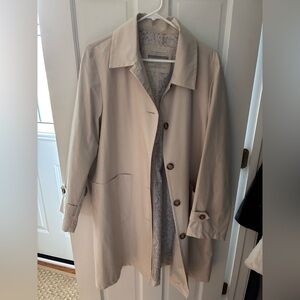 Bernardo raincoat in size XL, beige.